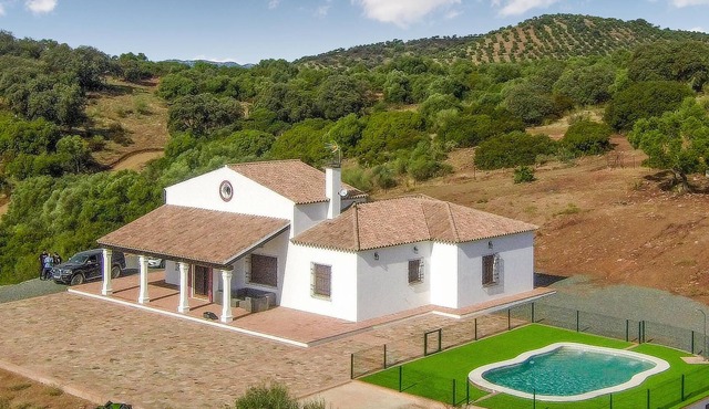 Look forward to a great panoramic view of the countryside in this comfortable vacation home with poo