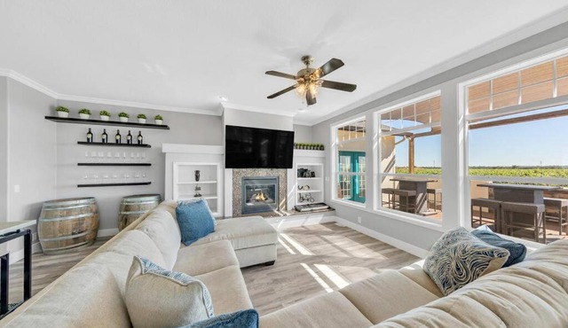 Luxe & Comfy Vineyard Estate ~ Breathtaking Views!
