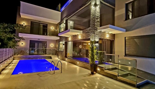 LUXSUITES