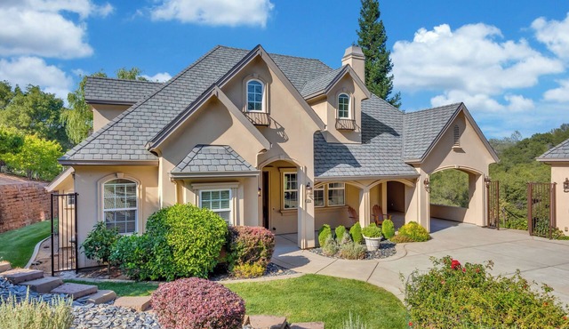 Luxurious 2 bedroom cottage with AC, wifi, hot tub and much more.