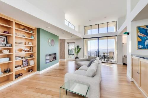 Luxurious Hillside Home wAC & Gorgeous SF Views!