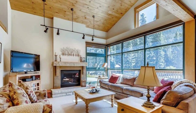 Luxury 3 Bed/3bath-Townhome, River Behind, hot tub