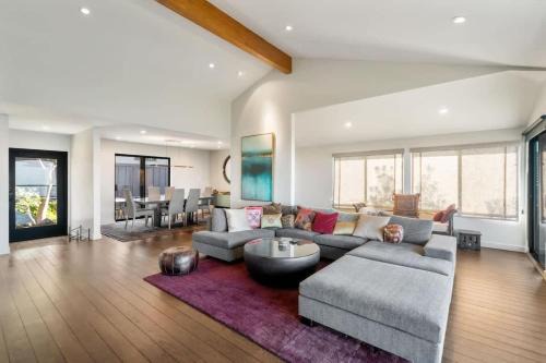 Luxury 3BR Hillside Retreat wAC Panoramic View