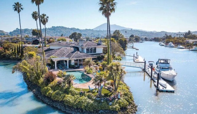 Luxury Tranquil Waterfront Haven w/Pool & Spa