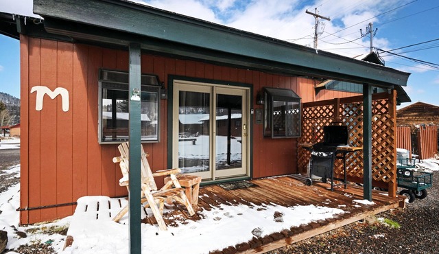 "M" Moose Studio Cabin with private hot tub