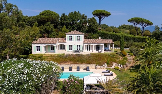 Magnificent villa with swimming pool in gassin