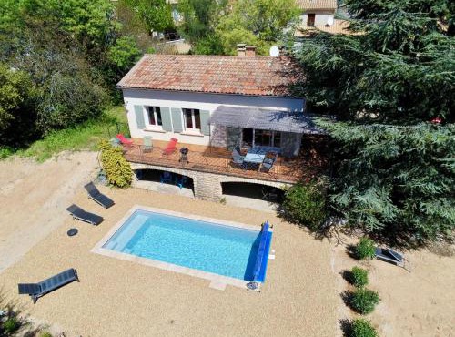 Maison avec piscine chauffée, centre village
