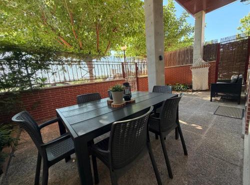 Melgar's Place, Bajo con terraza