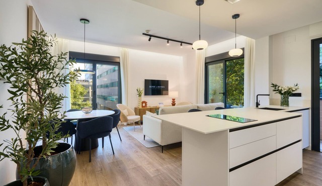Modern 2BR Apt with Terrace & Free Parking