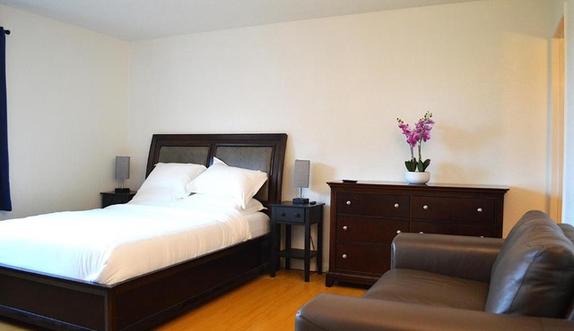 Modern 3 Bedroom Suite with AC for Family and Work group