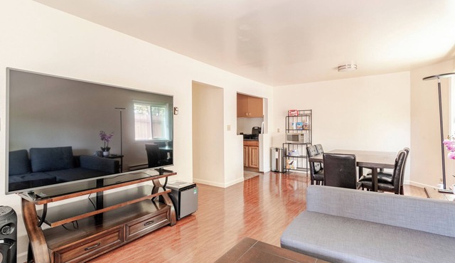 Modern & Cozy 2 Bedroom 2 Bathroom Suite with Sofabed 75" TV