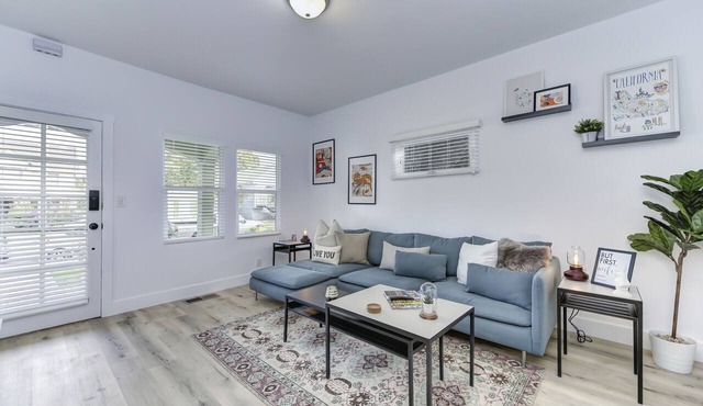 Modern Studio - North Oak Park/UC Med Center