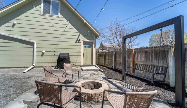 ‼️Morrison Getaway‼️ - 2BR House, BBQ , Free Parking