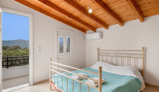 Neratziona Garden House: Peaceful Retreat, 4-Min Walk to Beach