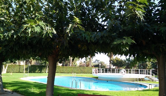 Nice and spacious apartment on the beach with pool