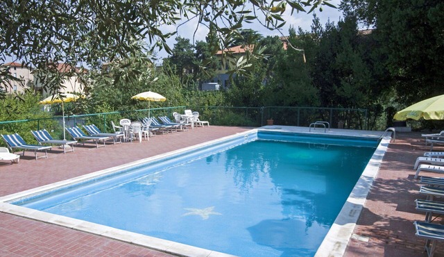Nice apartment for 7 guests with pool, WIFI, TV, patio and pets allowed