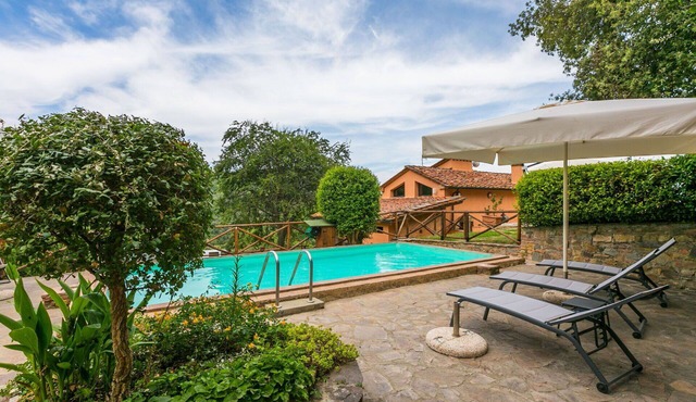 Nice apartment in villa for 4 guests with A/C, pool, WIFI, TV, patio and pets allowed