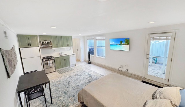 Peaceful studio in Manhattan Beach a block to the beach