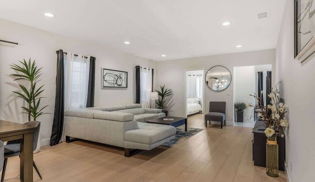 Pet Friendly, Modern, Mins to Retro Row & Beach