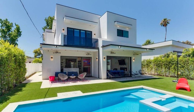 Posh Luxury Modern Home with Pool Spa and Rooftop Deck