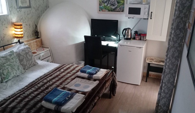 Private Guest Accommodation with Double Bed & En Suite. With private Entrance.