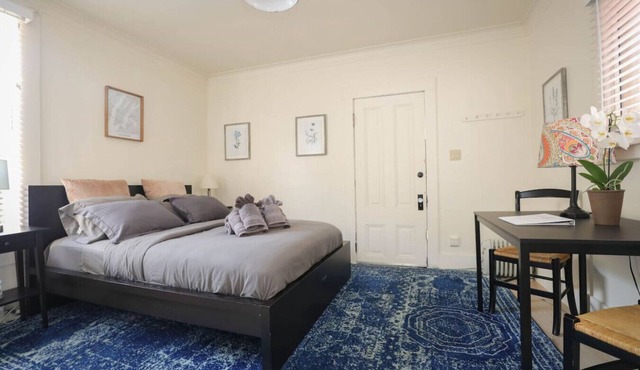 Quiet Oakland Studio Near Piedmont Ave