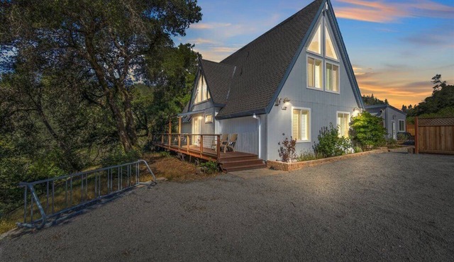 Riverfront Escape in North Alexander Vly, 3BR/2BA, hot tub, bbq, bocce ball