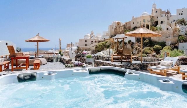 Rock Villas Complex 5BR Cave Villa w/Pool, Hot Tub & Castle View