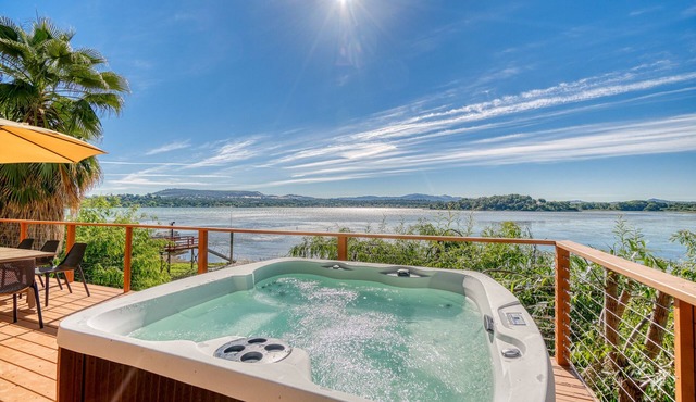 Romantic lakefront, hot tub under the stars, huge deck & private dock