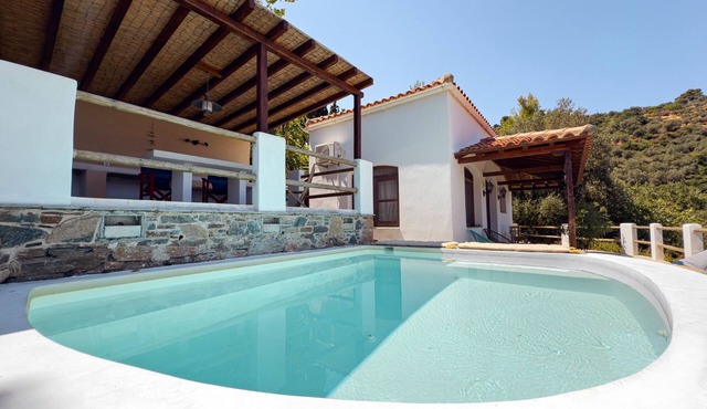 Romantic Pergamonto Cottage with private Pool & SeaView