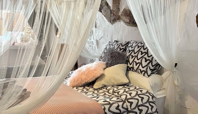 Romantic self-catering Cave House with spa bath, log fire