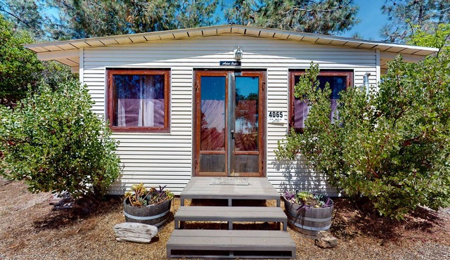 Romantic Zen Mountain Retreat with expansive views & pool access - near downtown
