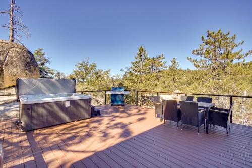 Running Springs Cabin w/Spacious Deck + Hot Tub!