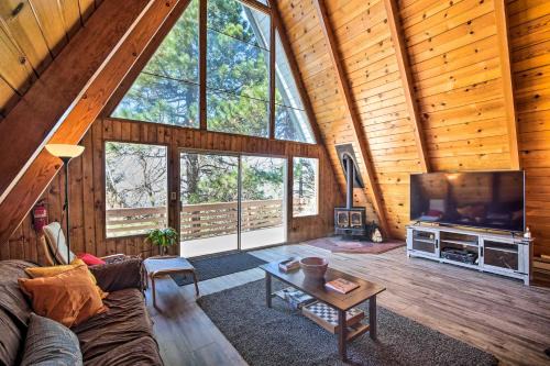 Running Springs Cabin w/Large Deck + View!