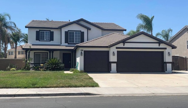 Set beside a golf course in Eastvale, this spacious 3,099 sq. ft. furnished home offers four bedrooms, a private non-heated pool, dedicated workspace, and inviting indoor and outdoor living areas. Designed for 30+ day stays.
