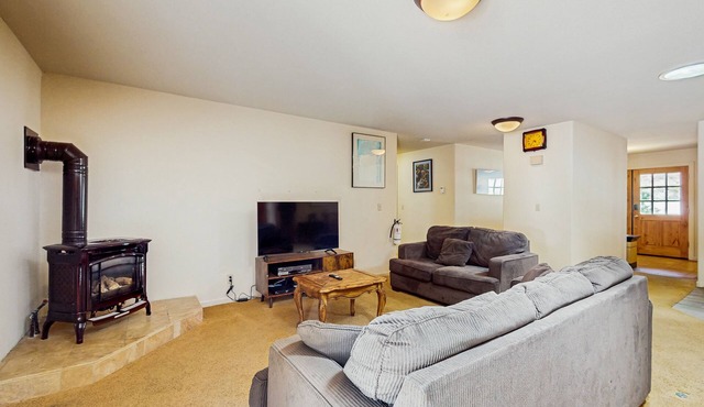 Single-level home with fireplace, deck, grill, & washer/dryer, sleeps 10