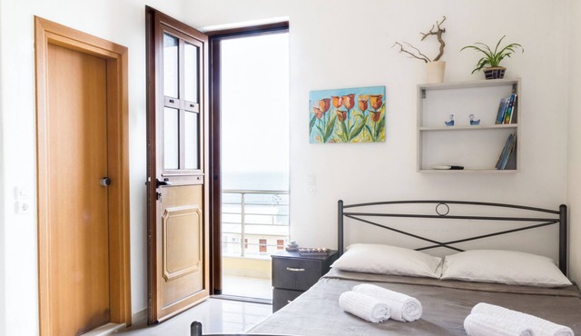 Single studio with Kitchen, 3 minutes (by foot) to the Beach & Hiking paths.