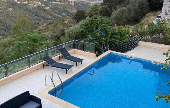 Spacieuse Villa Niçoise au calme avec piscine