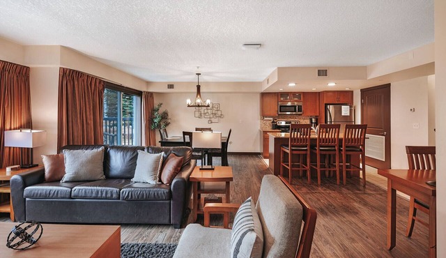 Spacious 2 bedroom 2 bathroom: sleeps 8/AC/pets ok/hot tub/near Banff in Dead Man's Flats