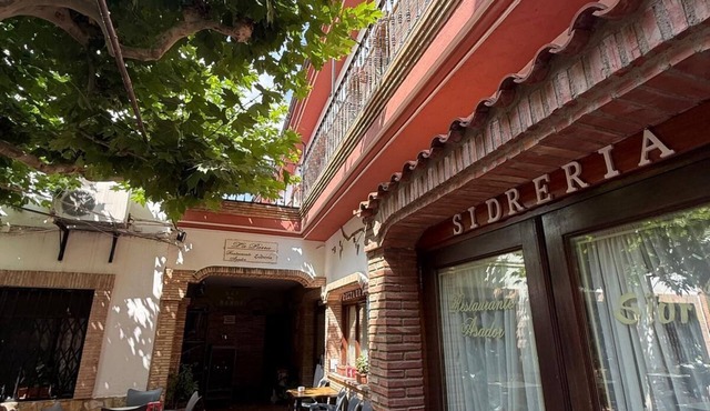 Spacious 6-bedroom hotel in charming Ventas del Baño with WiFi.Bodega