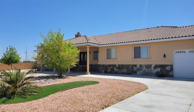 Spacious 7-bedroom house in peaceful Palmdale with AC