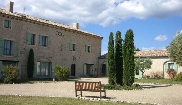 Spacious accommodation for 9 in the heart of Valensole Plateau
