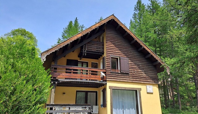 Spacious detached chalet 3* sleeps 6 to 11, 5 bedrooms