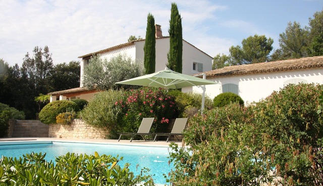 Spacious, peaceful villa in 1 hectare grounds near Gordes