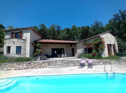 Spacious Villa for 6 - amazing pool and views