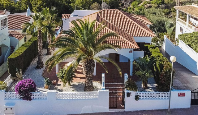 Spacious villa on 600m² with large pool, 4 terraces and solarium. Near beach.