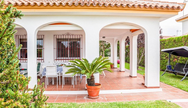 Spend a sunny vacation in this vacation home in Matalascanas.
