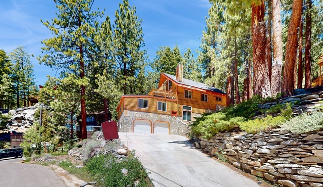 Stateline Chalet: 5BR, Panoramic Mountain Views, Dipping Pool & Dry Sauna