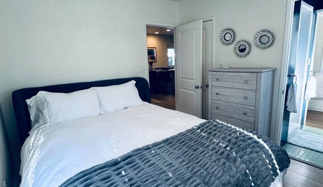 Steps to the beach. Charming 2-bedroom 1 bath cottage in lovely Hermosa Beach