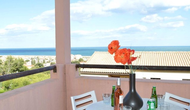 Studio Cabin with Pool, 4 Sleeps, Near Beach and Shops in Fleury-Saint-Pierre-la-Mer